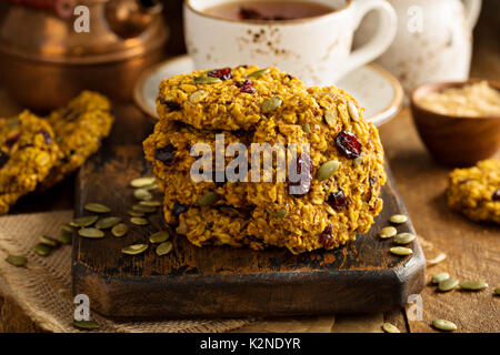 La prima colazione i fiocchi d'avena i biscotti con purea di zucca, il mirtillo palustre e semi Foto Stock