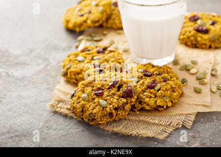 La prima colazione i fiocchi d'avena i biscotti con purea di zucca, il mirtillo palustre e semi con latte Foto Stock