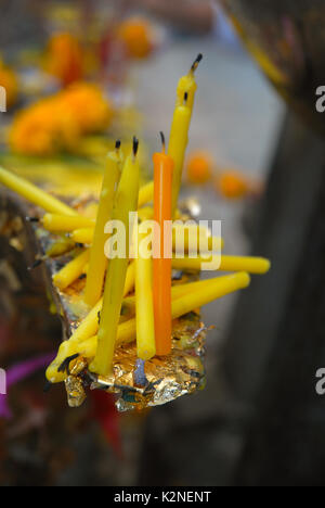 Candele a Wat Phra Mahathat Woramahawihan, Nakhon si Thammarat, Thailandia. Foto Stock