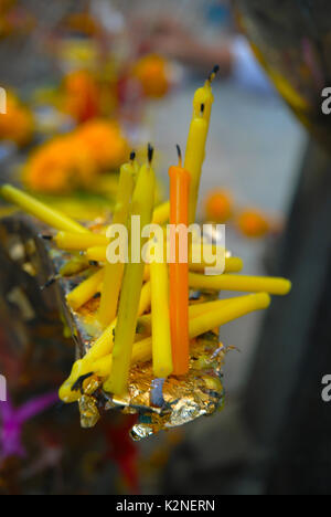 Candele a Wat Phra Mahathat Woramahawihan, Nakhon si Thammarat, Thailandia. Foto Stock