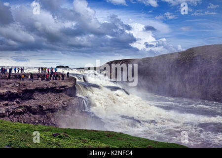 Vista superiore della cascata di Gullfoss con un arcobaleno in Islanda. Foto Stock