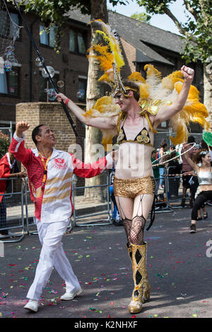 Londra, Regno Unito. Il 28 agosto 2017. Paraiso Scuola di Samba. Carnevale di Notting Hill celebrazioni e la parata del lunedì festivo. Il festival attacts oltre 1 Foto Stock