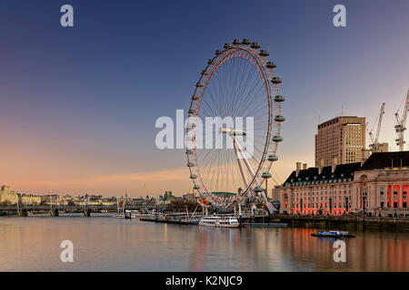 London Eye, ruota panoramica sul fiume Thames, London, England, Regno Unito Foto Stock