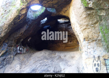 Grotta Vanalden - questa grotta è circondato da altri sentieri escursionistici e una splendida vista della Santa Monica mountains Foto Stock