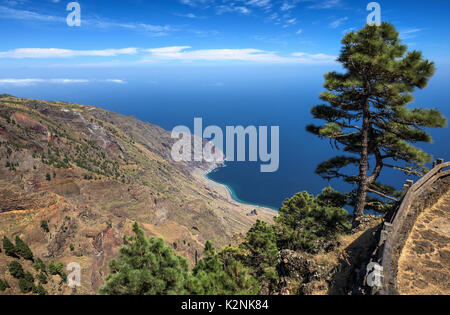 Vista dal Mirador de las playas viewpoint su Las Playas bay, El Hierro, Isole Canarie, Spagna Foto Stock