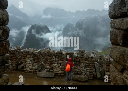 Case di pietra, turistico e Misty Mountains, Machu Picchu (sito Patrimonio Mondiale), la Valle Sacra, Perù, Sud America (MR) Foto Stock