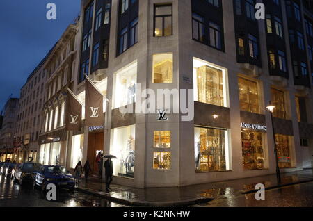 Negozio Louis Vuitton su Bond street a Londra, Regno Unito Foto Stock