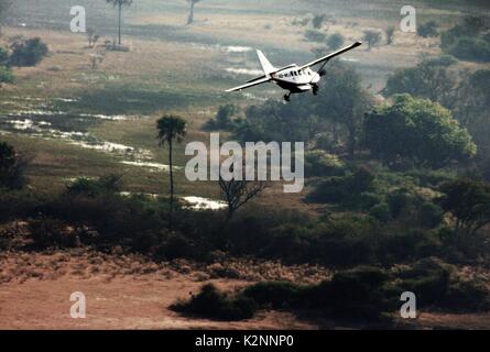 Vista aerea di un aeromobile leggero volando a bassa quota sopra l'Okavango Delta, Botswana Foto Stock