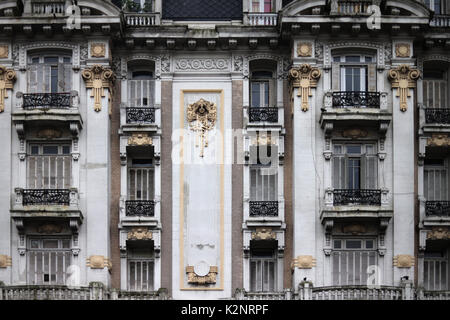 BUENOS AIRES, Argentina - 29TH AGUST 2017 - Windows da una tipica architettura a Buenos Aires Foto Stock