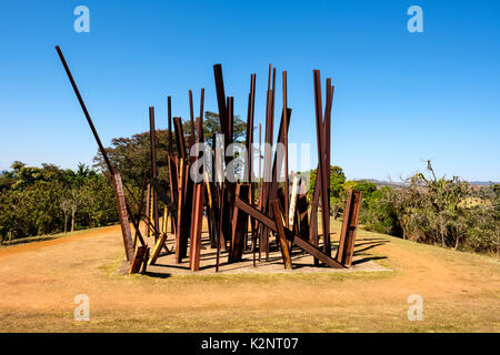 Caduta del fascio di scultura, da Chris Burden a Inhotim Centro del Museo di Arte Contemporanea, Giardino Botanico, Brumadinho, Belo Horizonte, Minas Gerais, Brasile. Foto Stock