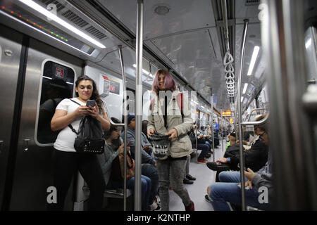 BUENOS AIRES, Argentina - 29TH AGUST 2017 - cantante passando attraverso il popolo della metropolitana chiedendo denaro dopo il canto Foto Stock