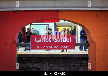 BUENOS AIRES, Argentina - 29TH AGUST 2017 - persone in piedi a Carlos Gardel stazione per la metropolitana di passare Foto Stock