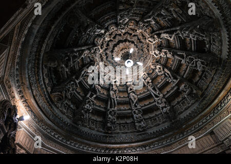 Immagine orizzontale di molte statue di Jain Dio scolpito sul soffitto a templi Jain in Jaisalmer Fort in India. Foto Stock