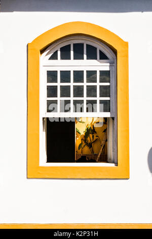 Finestra di una casa di architettura coloniale nel centro storico di Sao Francisco do sul. San Francisco do sul, Santa Catarina, Brasile. Foto Stock