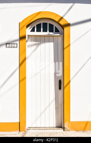 Porta, di una casa di architettura coloniale nel centro storico di Sao Francisco do sul. San Francisco do sul, Santa Catarina, Brasile. Foto Stock