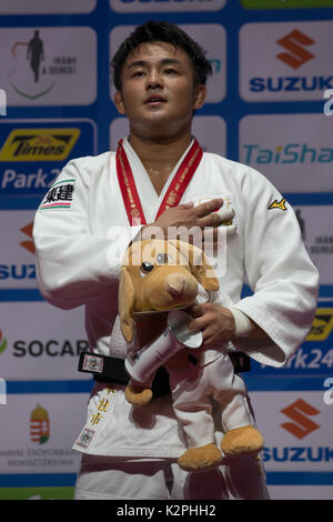 Budapest, Ungheria. Il 30 agosto, 2017. Medaglia d'oro Soichi Hashimoto del Giappone partecipa alla cerimonia di premiazione per gli uomini -73kg categoria al 2017 Suzuki mondo campionati di Judo a Budapest, Ungheria, su agosto 30, 2017. Credito: Attila Volgyi/Xinhua/Alamy Live News Foto Stock