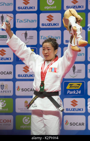 Budapest, Ungheria. Il 30 agosto, 2017. Medaglia d'oro Sumiya Dorjsuren della Mongolia partecipa alla cerimonia di premiazione della donna -57kg categoria al 2017 Suzuki mondo campionati di Judo a Budapest, Ungheria, su agosto 30, 2017. Credito: Attila Volgyi/Xinhua/Alamy Live News Foto Stock