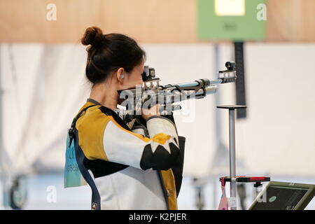 Tianjin. 31 Agosto, 2017. Zhao Ruozhu compete durante il 10m tiro a segno finale donne al tredicesimo cinese Giochi Nazionali nel nord della Cina di Tianjin comune, Agosto 31, 2017. Zhao Ruozhu ha vinto la medaglia d'oro con un punteggio di anelli di 250.9. Credito: Mu Yu/Xinhua/Alamy Live News Foto Stock