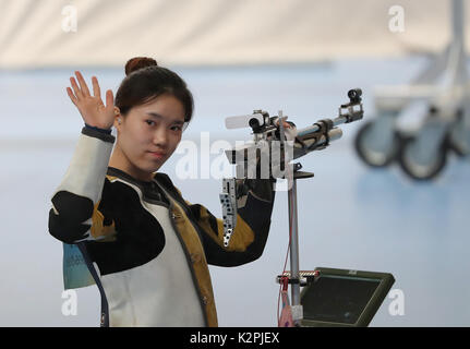 Tianjin. 31 Agosto, 2017. Zhao Ruozhu pone prima del 10m tiro a segno finale donne al tredicesimo cinese Giochi Nazionali nel nord della Cina di Tianjin comune, Agosto 31, 2017. Zhao Ruozhu ha vinto la medaglia d'oro con un punteggio di anelli di 250.9. Credito: Cao può/Xinhua/Alamy Live News Foto Stock