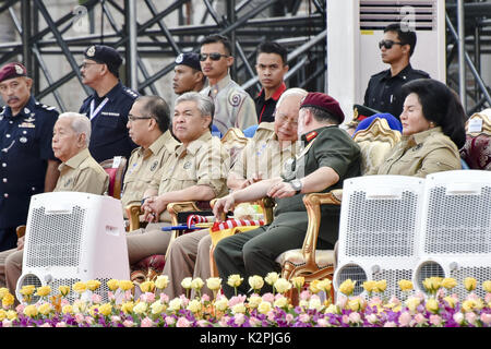 Kuala Lumpur, Malesia. 31 Agosto, 2017. Il re della Malesia Muhammad V(2a R) e il Primo Ministro Najib Razak(C) parlare durante la sessantesima festa nazionale a Piazza Indipendenza a Kuala Lumpur il 31 agosto 2017. Credito: Chris Jung/ZUMA filo/Alamy Live News Foto Stock