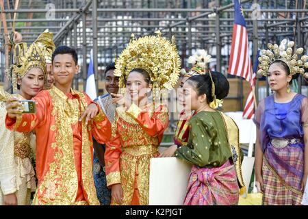 Kuala Lumpur, Malesia. 31 Agosto, 2017. Gli artisti interpreti o esecutori malese prendere un selfie durante la sessantesima festa nazionale a Piazza Indipendenza di Kuala Lumpur in Malesia sul 31 agosto 2017 Credit: Chris Jung/ZUMA filo/Alamy Live News Foto Stock