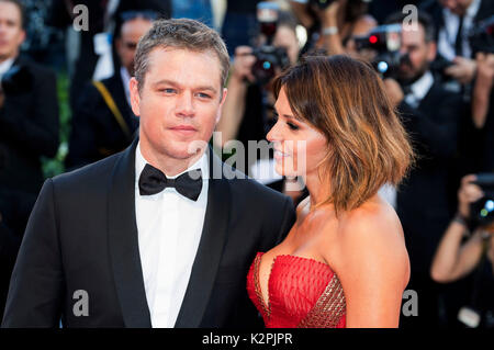 Venezia, Italia. 30 Ago, 2017. matt damon e la moglie luciana barroso frequentando il 'downsizing' premiere e apertura della 74a venice international film festival presso il palazzo del cinema il 30 agosto 2017 a Venezia, Italia. Credito: geisler-fotopress/alam Foto Stock