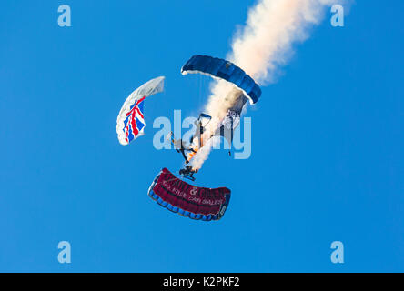 Bournemouth, Regno Unito. 31 Agosto, 2017. Le Tigri Freefall Parachute Team aperto il decimo anniversario del Bournemouth Air Festival davanti a flying più tardi questo pomeriggio. 3 Tre paracadutisti con i loro paracadute tettoie - L esercito sia il migliore contro il cielo blu di byte di overhead. Credito: Carolyn Jenkins/Alamy Live News Foto Stock