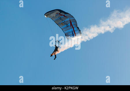 Bournemouth, Regno Unito. 31 Agosto, 2017. Le Tigri Freefall Parachute Team aperto il decimo anniversario del Bournemouth Air Festival davanti a flying più tardi nel pomeriggio - P & O Cruises. Credito: Carolyn Jenkins/Alamy Live News Foto Stock