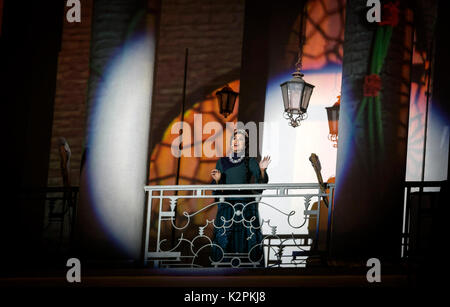 Tehran, Iran. Il 30 agosto, 2017. Un attrice iraniana esegue durante una performance multimediale basato sul Shahnameh (Libro dei Re) in Tehran, Iran, il Ago 30, 2017. Credito: Ahmad Halabisaz/Xinhua/Alamy Live News Foto Stock