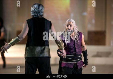 Tehran, Iran. Il 30 agosto, 2017. Gli artisti interpreti o esecutori iraniano eseguire durante una performance multimediale basato sul Shahnameh (Libro dei Re) in Tehran, Iran, il Ago 30, 2017. Credito: Ahmad Halabisaz/Xinhua/Alamy Live News Foto Stock