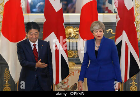 Tokyo. 31 Agosto, 2017. Primo Ministro giapponese Shinzo Abe (L) accoglie con favore la visita del Primo Ministro britannico Theresa Maggio a Tokyo in Giappone, 31 Agosto, 2017. Credito: Xinhua/Alamy Live News Foto Stock