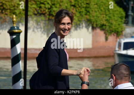 Venezia, Italia. 31 Agosto, 2017. 74a Mostra del Cinema di Venezia 2017, celebrità arrivi. Nella foto: Julie Gayet Credit: Indipendente Photo Agency Srl/Alamy Live News Foto Stock