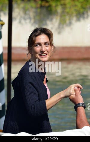 Venezia, Italia. 31 Agosto, 2017. 74a Mostra del Cinema di Venezia 2017, celebrità arrivi. Nella foto: Julie Gayet Credit: Indipendente Photo Agency Srl/Alamy Live News Foto Stock