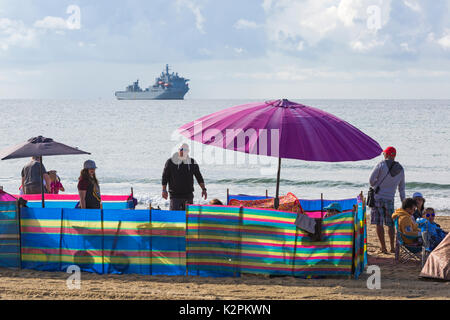 Bournemouth Dorset, Regno Unito. 31 Agosto, 2017. Regno Unito: meteo bella calda giornata di sole a Bournemouth Beach - visitatori arrivarci presto per ottenere un buon posto per il Bournemouth Air Festival a partire da oggi. Credito: Carolyn Jenkins/Alamy Live News Foto Stock