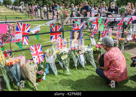 Londra REGNO UNITO. Il 31 agosto 2017. Wellwishers continuano ad arrivare al di fuori di Kensington Palace gates a Londra per rendere omaggio al ventesimo anniversario della morte della Principessa Diana tragicamente morto in un fatale incidente di auto a Parigi il 31 agosto 1997 Credit: amer ghazzal/Alamy Live News Foto Stock