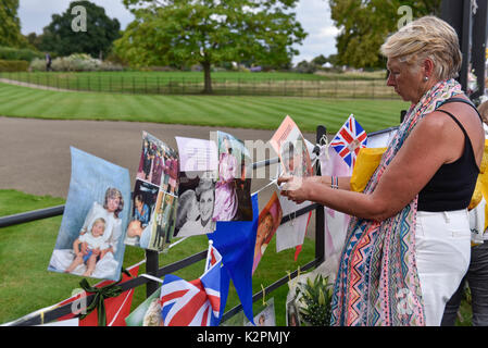 Londra, Regno Unito. Il 31 agosto 2017. Wellwishers e Royal Tifosi si riuniscono fuori dai cancelli a Kensington Palace a lasciare omaggi floreali in occasione del ventesimo anniversario della morte della Principessa Diana. Credito: Stephen Chung / Alamy Live News Foto Stock