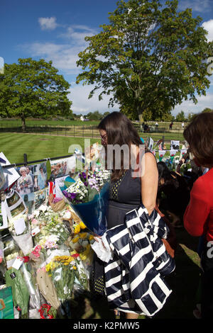 Kensington, Regno Unito. 31 Agosto, 2017. Migliaia di omaggi floreali sono state gettate a Kensington Palace da membri del pubblico a ricordare la Principessa Diana, la regina dei cuori, che purtroppo è morto 20 anni fa oggi in un incidente stradale a Parigi Credito: Keith Larby/Alamy Live News Foto Stock