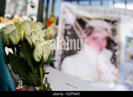 Londra, Regno Unito. 31 Agosto, 2017. Persone fiori di laici e carte presso il cancello di Kensington Palace per il ventesimo anniversario della morte della Principessa Diana in London, Gran Bretagna il 31 agosto, 2017. Credito: Han Yan/Xinhua/Alamy Live News Foto Stock