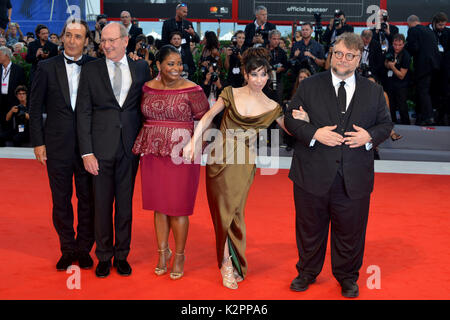 74a Mostra del Cinema di Venezia 2017, tappeto rosso film "La forma dell' acqua . Nella foto: lexandre Desplat , Richard Jenkins, Octavia Spencer, Sally Hawkins e Guillermo Del Toro Foto Stock