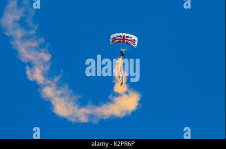 Bournemouth, Regno Unito. 31 Agosto, 2017. Il primo giorno del decimo anniversario del Bournemouth Air Festival. Le Tigri Parachute Team effettuano - Union Jack tettoia paracadute contro il cielo blu. Credito: Carolyn Jenkins/Alamy Live News Foto Stock