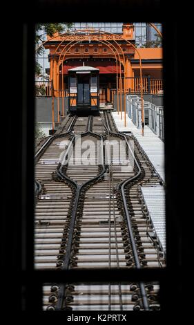 Los Angeles, California, USA. 31 Agosto, 2017. Gli Angeli inizia il volo che stava trasportando passeggeri dopo una cerimonia di riapertura giovedì di agosto. 31, 2017. Angeli Volo, la diletta piccola ferrovia che è quasi più come un simbolo di Los Angeles come il segno di Hollywood, ha iniziato a tirare la gente verso il cielo e torna nuovamente verso il basso il giovedì dopo quattro anni di ozio innescato da un deragliamento 2013. Credito: Ringo Chiu/ZUMA filo/Alamy Live News Foto Stock