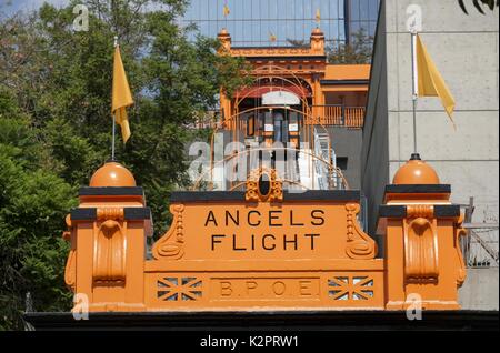 Los Angeles, California, USA. 31 Agosto, 2017. Gli Angeli inizia il volo che stava trasportando passeggeri dopo una cerimonia di riapertura giovedì di agosto. 31, 2017. Angeli Volo, la diletta piccola ferrovia che è quasi più come un simbolo di Los Angeles come il segno di Hollywood, ha iniziato a tirare la gente verso il cielo e torna nuovamente verso il basso il giovedì dopo quattro anni di ozio innescato da un deragliamento 2013. Credito: Ringo Chiu/ZUMA filo/Alamy Live News Foto Stock