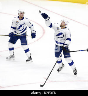 Los Angeles, California, USA. 9 Nov, 2017. Tampa Bay Lightning defenceman Dan Girardi (5) Catture il puck durante il 2017-2018 NHL Hockey gioco contro re de Los Angeles in Los Angeles il 9 novembre 2017. Tampa Bay Lightning ha vinto 5-2 Credito: Ringo Chiu/ZUMA filo/Alamy Live News Foto Stock