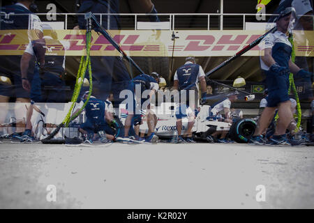 Sao Paulo, Brasile. Decimo Nov, 2017. Formula 1 Gran Premio del Brasile preparati Credito: Dario Oliveira/ZUMA filo/Alamy Live News Foto Stock