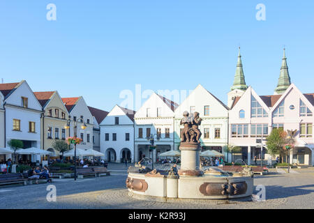 Piazza principale Marianske namestie con le case borghesi, Zilina (Sillein, Silein), Slovacchia Foto Stock