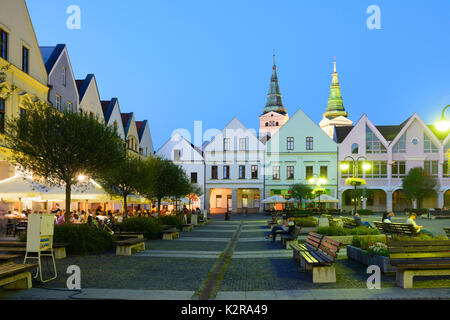 Piazza principale Marianske namestie con le case borghesi, ristorante, Zilina (Sillein, Silein), Slovacchia Foto Stock