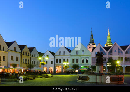 Piazza principale Marianske namestie con le case borghesi, ristorante, Zilina (Sillein, Silein), Slovacchia Foto Stock