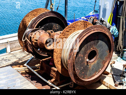 Rusty verricelli sulla barca da pesca Foto Stock