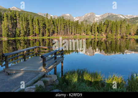 Un molo di pesca sul lago Sprague nel Parco Nazionale delle Montagne Rocciose, Colorado Foto Stock