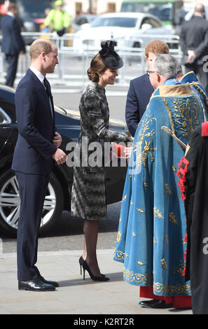 Foto deve essere accreditato ©Alpha premere 079965 05/04/2017 il principe William e Kate Duchessa di Cambridge Katherine Catherine Middleton e principe Harry con il molto reverendo dottor John Hall decano di Westminster a servizio della speranza presso l Abbazia di Westminster a Londra Foto Stock